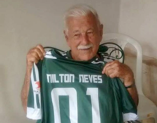 Em 2016, na sua Muzambinho, com camisa em homenagem ao amigo Milton Neves. Foto: arquivo pessoal de Corote