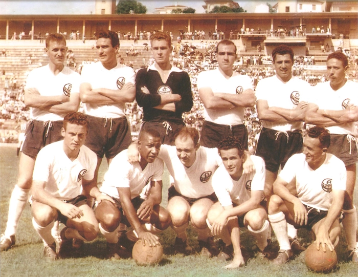 Na década de 50, linda foto da equipe do Ypiranga no Pacaembu. Reparem que atrás do penúltimo jogador em pé, da esquerda para a direita, a cabine de imprensa está inacabada. O segundo em pé é Valdemar Carabina, seguido pelo goleiro Valentino e o zagueiro Mario Travaglini. E as bolas, surradas e que ainda não eram brancas...