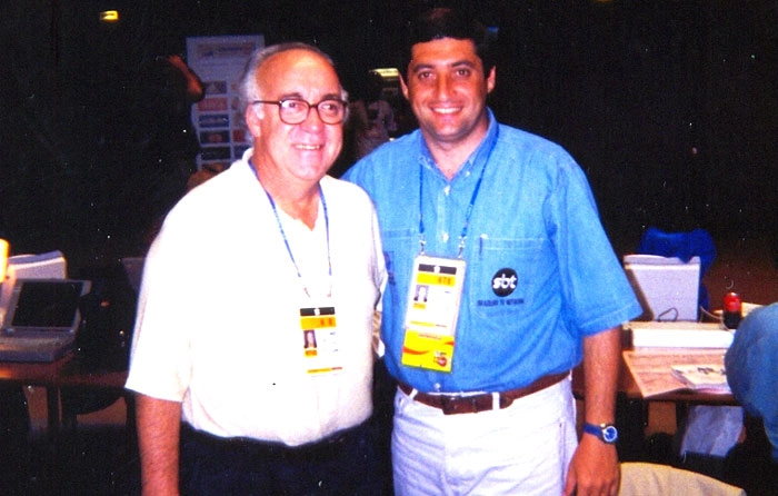 Em 1998, trabalhando pelo Sistema Brasileiro de Televisão, Petrin e o craque-comentarista Tostão. Foto Arquivo pessoal Antonio Petrin