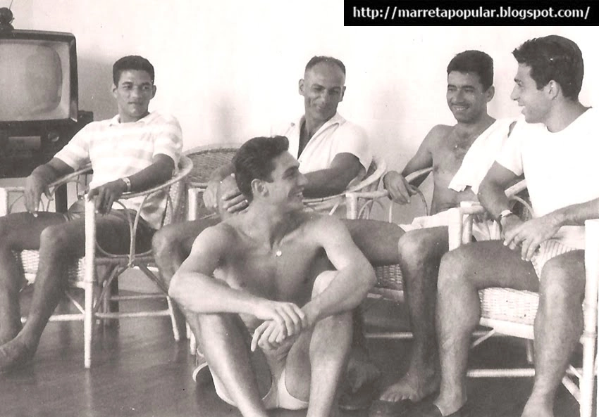 Concentração do Botafogo em 1960. Da esquerda para direita: Garrincha, Paulo Amaral, Nilton Santos e Ronald. Sentado: Cetale. Foto: arquivo pessoal de Ronald