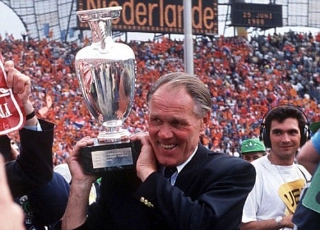 Em 1988. festejando a conquista da Eurocopa. Foto: Reprodução