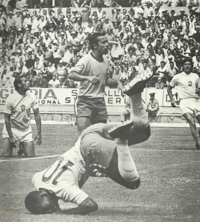 No jogo Brasil x Tchecoslováquia, na Copa de 1970, Pelé saltou para tentar cabecear a bola e caiu de cara no chão. Tostão está bem atrás do Rei, ambos no centro da foto e entre eles, um adversário tcheco de cada lado. Foto: Revista 