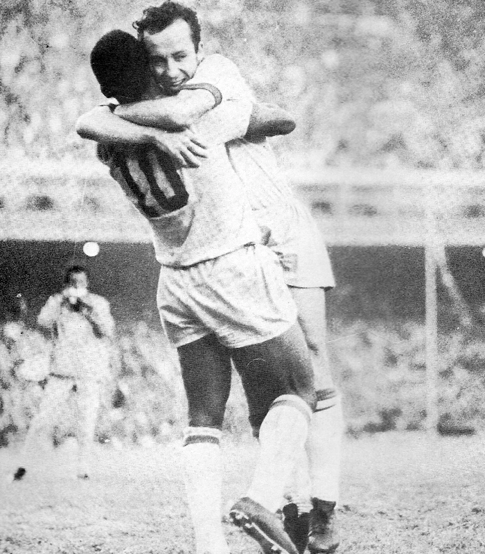 Pelé e Tostão, um dos seus ilustres parceiros, se somam na alegria de outro gol do Brasil na Copa de 1970. O gesto foi repetido várias vezes, demolindo as defesas adversárias e encantando o mundo. Foto: Revista 