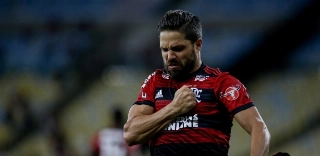 Diego festeja gol sobre a Chapecoense; meia tem situação indefinida no Flamengo