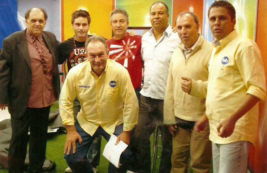 Atrás de José Edvaldo Tietz estão: Rogério Achilles Maurício (equipe TVB), Osvaldo (ex-Grêmio e Ponte),Gomes (ex-Guarani e Corinthians), Osmar Santos e Gustavo Biano (EPTV). Foto enviada por José Edvaldo Tietz 