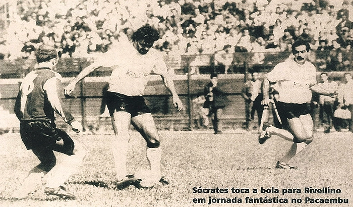 Sócrates e Rivelino jogando contra o Corinthians da Inglaterra em amistoso realizado dia 25/06/1988 no Pacaembú. Foto: Fernando Santos/Folha Press enviada por Emílio Duva