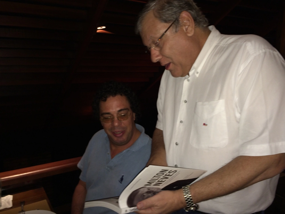Milton Neves folheia seu livro para Casagrande, na noite de 21 de fevereiro de 2014, no restaurante Coco Bambu, em Fortaleza