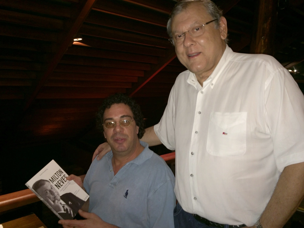 Em 21 de fevereiro de 2014, ao lado de Milton Neves, no restaurante Coco Bambu, em Fortaleza, após ter recebido o livro do jornalista