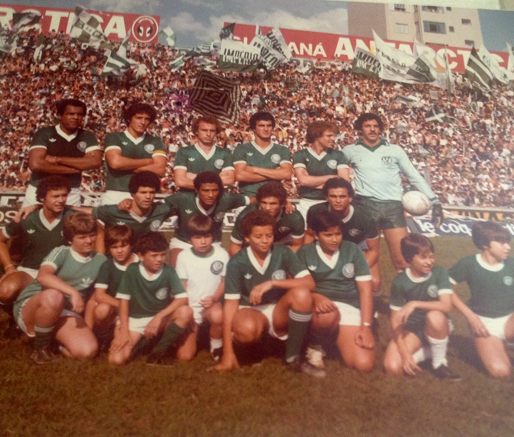 Palmeiras no começo dos anos 80, no Palestra Itália. Em pé, da esquerda para a direita: Luis Pereira, Polozzi, Adauto, Nenê Cardoso, Pedrinho e João Marcos. Agachados: Jorginho, Freitas, Reginaldo, Célio e Macedo. Foto: arquivo pessoal de Nenê Cardoso