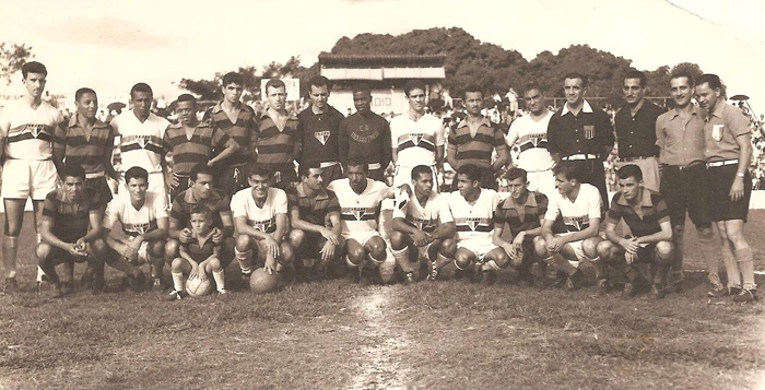 Jogo entre São Paulo e Taquaritinga, na década de 50. Os dois times posaram juntos para esta bela foto. Em pé, da esquerda para a direita, o terceiro é Maurinho, o quinto é Lindóia, o sétimo é o grande goleiro Poy e o último do São Paulo é Vitor. O quarto agachado é Fernando Sátiro, seguido por Zizinho e Amauri Marreco. Foto: arquivo pessoal de Lindóia, enviada por seu genro, Marcos Luis Cirto