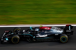 Finlandês tem missão de tentar segurar Verstappen. Foto: Mercedes-AMG Petronas F1
