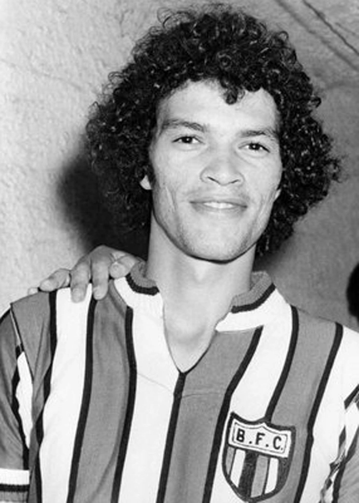 Veja o jovem Sócrates ainda no Botafogo de Ribeirão Preto. O Doutor revelado pelo 