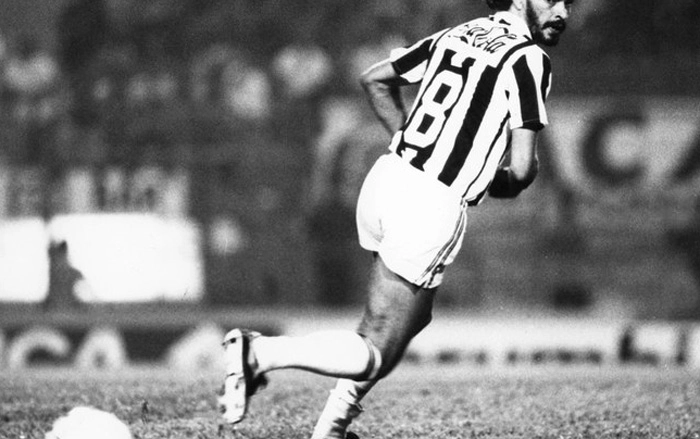 Em 1988, Sócrates Brasileiro Sampaio de Souza Vieira de Oliveira, jogou com a camisa do Santos Futebol Clube e até marcou um gol contra o Corinthians. Foto iG
