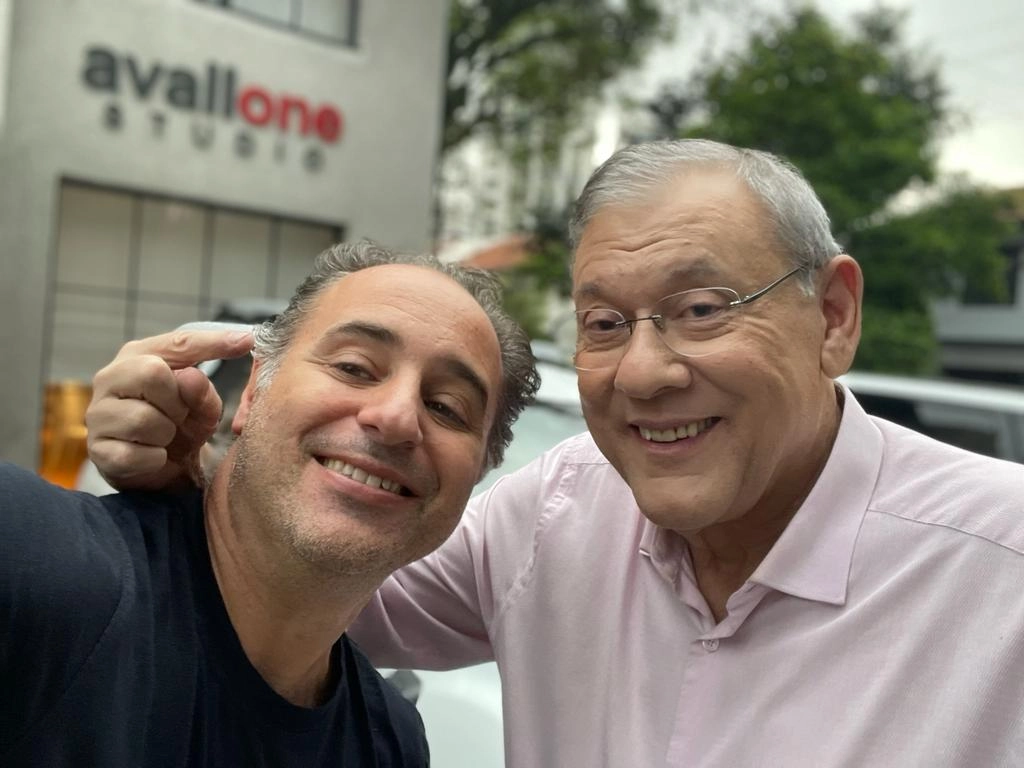 Em frente ao Avallone Estúdio, Caio Avallone, filho do saudoso Roberto Avallone, ao lado de Milton Neves em 2022