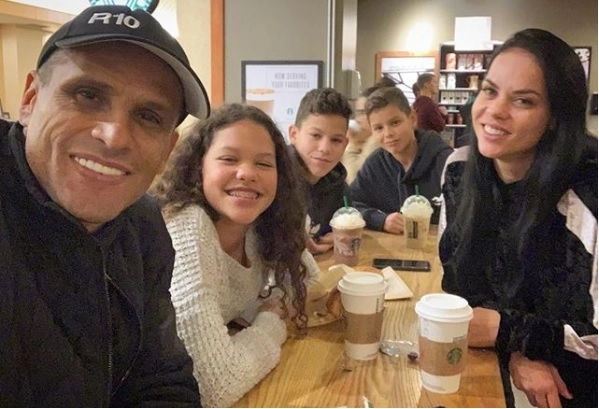 Em Orlando, Rivaldo e família posam para café na Starbucks do The Florida Mall, em dezembro de 2018. (Foto: Instagram @rivaldooficial)
