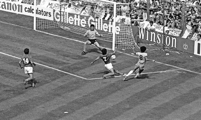 Na Copa do Mundo da Espanha, em 1982, o Doutor marcou um golaço contra os italianos, mas infelizmente, a Seleção Brasileira perdeu para a Itália por 3 a 2 e foi desclassificada do mundial. O goleiro italiano é o lendário Dino Zoff. Foto iG