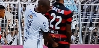 Vitória busca virada e rebaixa a Ponte; torcida invade e jogo é encerrado