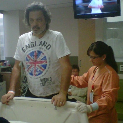 Veja Sócrates após a sua primeira internação no hospital Albert Einstein em São Paulo, devido a uma hemorragia digestiva em 19 de agosto 2011. Foto iG