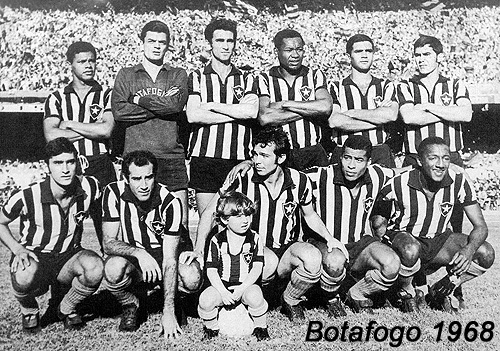 Mais de 140 mil pessoas foram ao Maracan&atilde; e viram o Botafogo conquistar o campeonato carioca de 1968 ap&oacute;s golear o Vasco por 4 a 0. Era o segundo bicampeonato estadual do Fog&atilde;o na d&eacute;cada (o primeiro foi em 1961/62)
Em p&eacute;: Moreira, Cao, Z&eacute; Carlos, Sebasti&atilde;o Le&ocirc;nidas, Valtencir e Carlos Roberto. Agachados: Rog&eacute;rio, G&eacute;rson, Roberto Miranda, Jairzinho e Paulo Cezar Caju