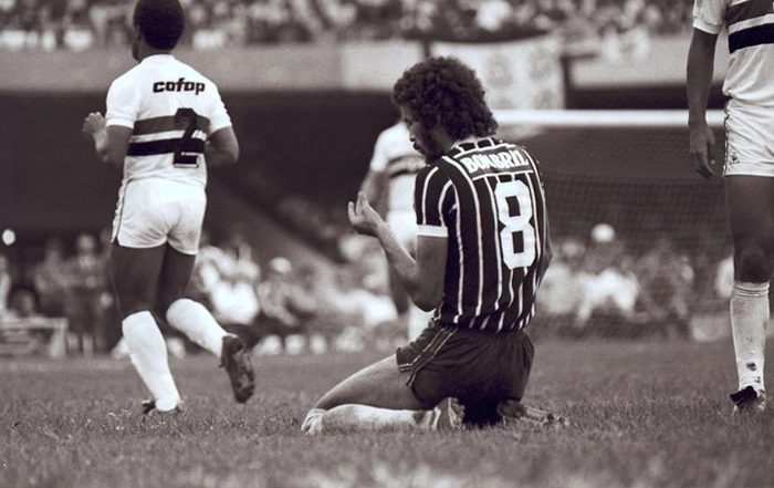 Veja Sócrates na final do Campeonato Paulista em 1982, ajoelhado, contra o São Paulo, no gramado do estádio do Morumbi. O são-paulino com a camisa 2, é o lateral Getúlio, o 