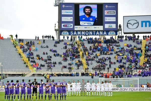 No dia em que Sócrates morreu, em 4 de dezembro de 2011, a Fiorentina, onde o Magrão jogou de 1984 a 1985, prestou uma homenagem a ele. Foto: eBand