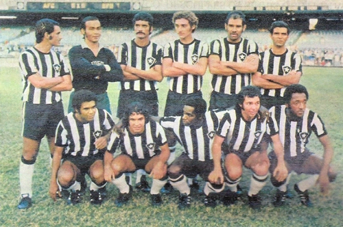 O Botafogo em 1971 antes de partida no Maracan&atilde; com Mura, Ubirajara, Nei Concei&ccedil;&atilde;o, Osmar, Brito e Valtencir em p&eacute; e Zequinha, Carlos Roberto, Silva, Roberto e Paulo Cesar agachados. Foto enviada ao site pelo amigo Walter Peres
