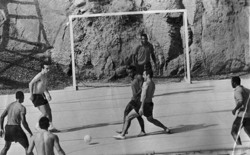 Na acanhada quadra de Futebol de Salão, craques bateram uma bolinha... No centro, Dirceu Lopes está pressionado por marcador. À esquerda está Tostão e à direita, Edu. E o goleiro, ao fundo, é Pelé