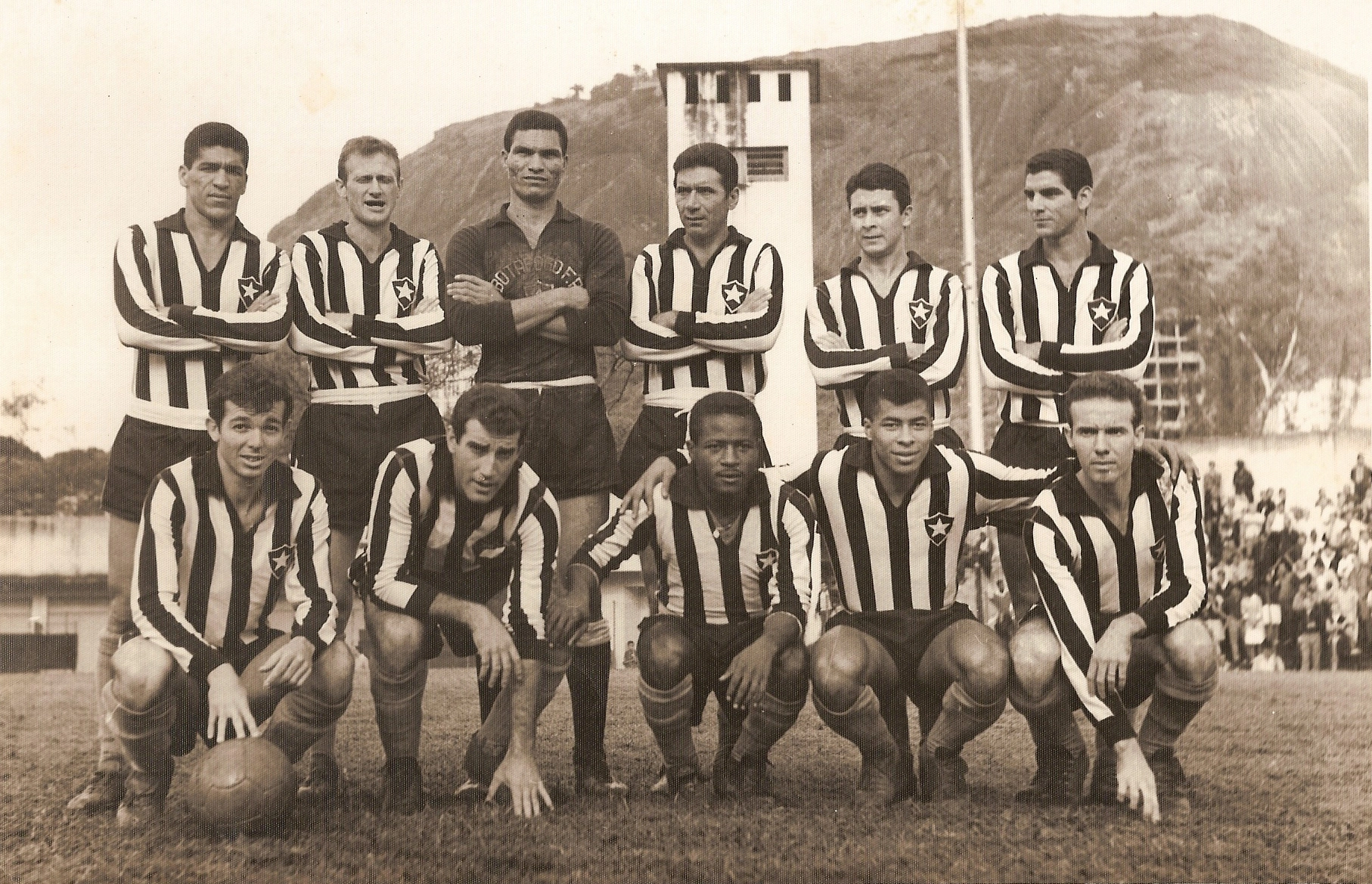 Em p&eacute;: Joel, Elton, Manga, Nilton Santos,Paulistinha e Rildo. Agachados. Roberto Miranda,G&eacute;rson, Arlindo, Jairzinho e Zagallo.
