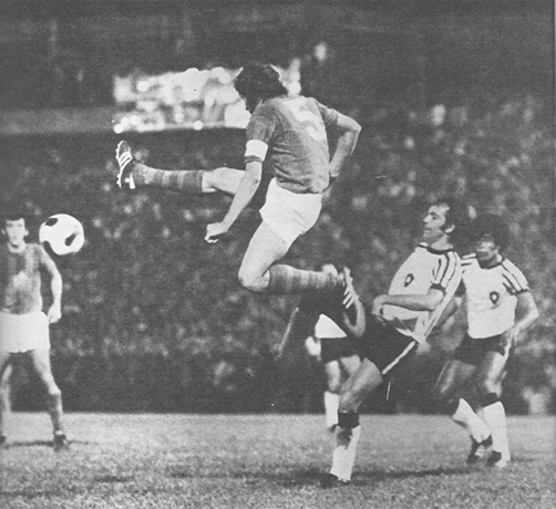Em jogo v&aacute;lido pela Ta&ccedil;a Liberta da Am&eacute;rica de 1973, Jairzinho est&aacute; imediatamente atr&aacute;s de Roberto Miranda, pelo Botafogo. Foto enviada por Walter Roberto Peres e publicada na 