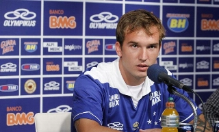 Como vinha treinando regularmente no seu ex-clube, o Coritiba, o volante se vê em boas condições físicas