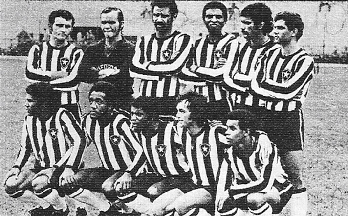 Um belo time do Botafogo, no Maracan&atilde;. Em p&eacute;: Mura, Ubirajara Motta, Brito, Djalma Dias, Nei Concei&ccedil;&atilde;o e Valtencir. Agachados: Zequinha, Paulo C&eacute;sar Caju, Nei Oliveira, Roberto Miranda e Galdino. Foto enviada por Walter Roberto Peres e publicada na Revista Placar