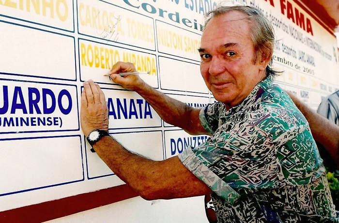 Ao lado de Jairo Barbosa do Amaral, deixando seu aut&oacute;grafo no Muro da Fama, constru&iacute;do no Est&aacute;dio Jos&eacute; Jorge (que pertence ao Cordeiro Futebol Clube-RJ).Foto enviada por Jairo Barbosa do Amaral