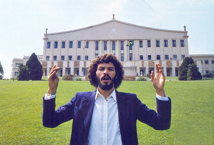Na imagem, Sócrates aparece em frente ao Palácio dos Bandeirantes. Foto: Placar