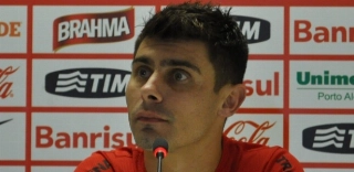 Alex ainda foi responsável por informar que a manifestação dos jogadores do Internacional não partiu da direção, mas de uma reunião entre eles