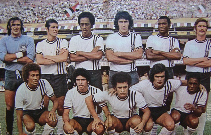 A Ponte Preta enfrentou o São Paulo, no Morumbi. Em pé: Waldir Peres, Galli, Araújo, Chicão, Marinho e Geraldo. Agachados: Paulinho, Pedro Paulo, Adílton, Serginho e Tuta. Uma curiosidade: entre Araújo e Chicão, ao fundo, há um repórter. É Fausto Silva, à época repórter de campo da Jovem Pan. Foto enviada por Walter Roberto Peres e publicada na Revista Placar