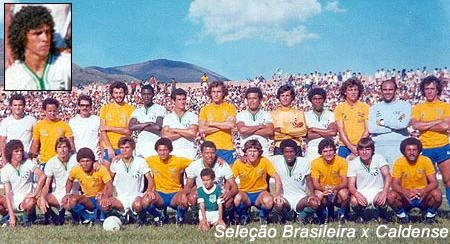 Em março de 1981, a Seleção Brasileira enfrentou a Caldense, na preparação para a Copa da Espanha, no ano seguinte. Será que o jovem Casagrande (em destaque), então atacante do time mineiro, imaginava que quatro anos depois ele estaria vestindo a camisa amarelinha, na Copa do México? EM PÉ: Reinaldo (o segundo), Sócrates (o quarto), Luís Antônio, Armando, Oscar, Paulo Roberto, Gilberto Voador, Edinho, Edinho (ex-Flu), Waldir Peres e Batista. AGACHADOS: Casagrande, Edinho Paulista, Edevaldo, Alexandrinho, Paulo César, Jânio, Zico, Assis, Zé Sérgio, Alfredinho e Júnior
