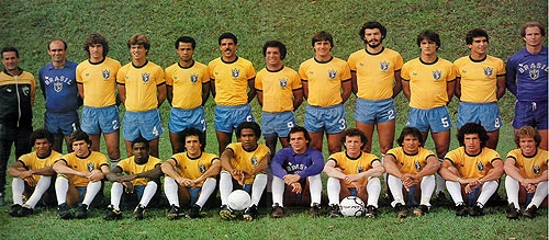 A belíssima seleção de 82. Em pé, da esquerda para a direita: Telê Santana, Valdir Peres, Oscar, Edinho, Luisinho, Toninho Cerezo, Júnior, Renato Pé Murcho, Sócrates, Leandro, Juninho e Carlos. Agachados: Edevaldo, Zico, Paulo Isidoro, Batista, Serginho Chulapa, Paulo Sérgio, Dirceu, Éder Aleixo, Careca e Pedrinho.
