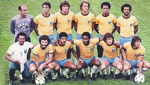 Voa canarinho voa. A seleção brasileira voou baixo na Copa da Espanha de 1982 mas voltou para casa antes da semifinal. Uma derrota para a Itália frustrou o sonho do tetra, que acabou chegando apenas 12 anos depois. A foto mostra Waldir Peres, Leandro, Oscar, Falcão, Luizinho e Júnior em pé e Nocaute Jack, Sócrates, Toninho Cerezzo, Serginho, Zico e Éder agachados
