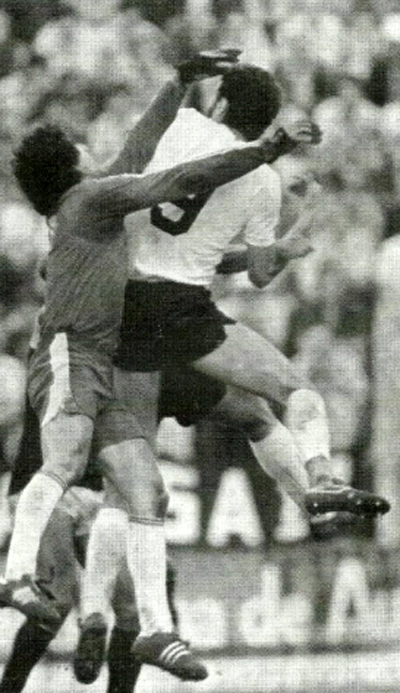 Na partida entre Portuguesa Santista e Corinthians no começo dos anos 80, o goleiro Maurinho, da Briosa, disputa no alto com Sócrates