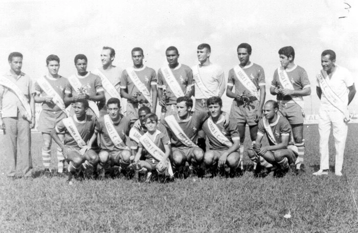 Em pé da esquerda para a direita: Valeriano (técnico), Plínio Dias, Ari Lima, Plínio Cabrini, Luizão, Dadi, Waldir Peres, Pedroso, Goiano e Zé (massagista). Agachados: Coquinho, Zé Carlos, Rogerinho, Osmar Silvestre, Nei e Helinho. Fotoenviada por Wanderley 