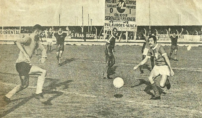 Lance do jogo Garça x Noroeste de Bauru, no ano de 1970, disputado em Garça, quando o Norusca foi o campeão e conseguiu acesso a 1ª Divisão. No lance aparece Pedroso, observando uma disputa de bola entre o   centroavante Fedato e o jovem goleiro garcense Waldir Peres. Reprodução de jornal, enviada por Wanderley 