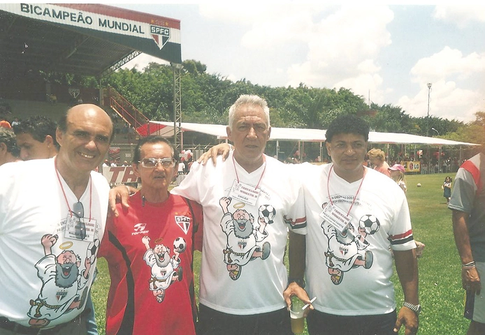 Confraternização promovida pelo Tricolor para seus ex-jogadores. Da esquerda para a direita: Waldir Peres, o torcedor Romeu Bottan, Chicão e Paulo César Capeta. Foto enviada por Romeu Bottan