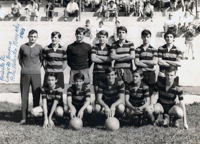 Waldir Peres foi campeão pela primeira vez, no ano de 1965, jogando pelo Paulistinha, time amador na cidade de Garça, quando conquistou o Torneio 