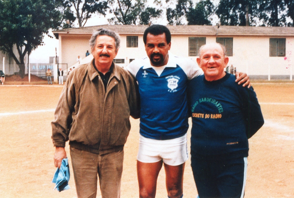 Fiori Gigliotti, Luis Pereira e o massagista Mario Romano em 2 de julho de 1988 no campo da General Motors