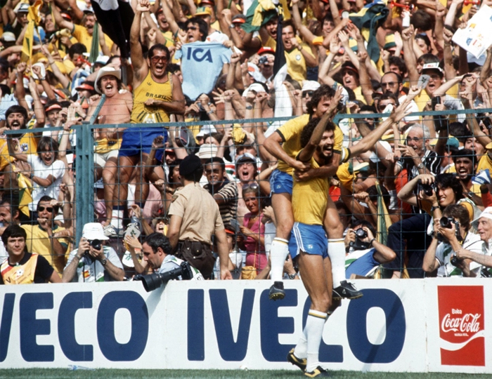 Zico e Sócrates comemoram gol do Doutor na Copa de 82. Reprodução/In My Ear