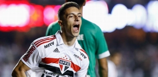 Shaylon festeja gol sobre a Chapecoense; meia s&oacute; fez 39 jogos como profissional. Foto: Marcello Zambrana/AGIF