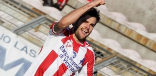 Jogador italiano se choca com companheiro e sofre lesão grave no pâncreas