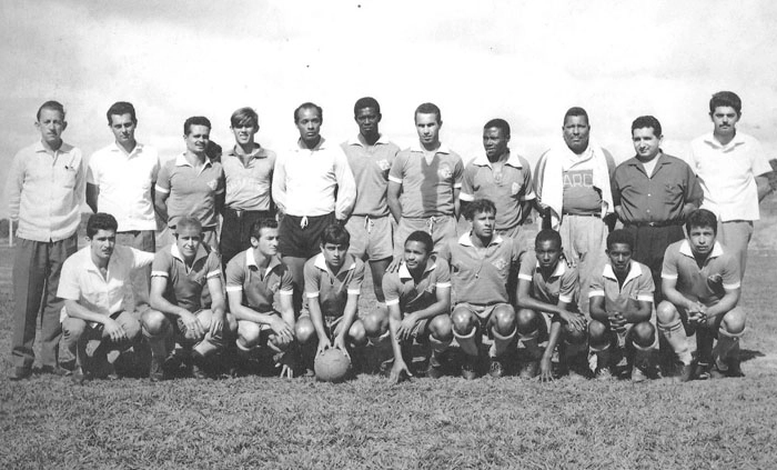 Este é o time do Garça Futebol Clube (interior de São Paulo), em 1969. Waldir Peres, mocinho e muito cabeludo é o quarto em pé, da esquerda para a direita, antes do goleiro titular, que era Chóla, o Mão de Onça. Todo o elenco, da esquerda para a direita: João Truzzi (treinador), Dr. José Carlos Oliveira Lima (médico), Agamenon, Waldir Peres, Chóla, Silvio, Zé Carlos, Antonio Carlos, Zélão (massagista), Toninho Marques (presidente) e Leite (dirigente); Agachados: Plínio Dias (atleta), Goiano, Nelson Semenssato, Helinho Tercioti, Teotônio, Fidélis, Pelezinho, Lúcio e Grilo. Foto enviada por Wanderley 