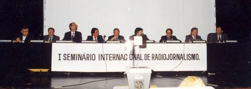 Milton Neves e Ruy Carlos Ostermann, à esquerda, e Fiori Giglioti e Osmar Santos, os dois últimos à direita, participaram do 1º Seminário Internacional de Jornalismo promovido pela revista Imprensa. O evento foi realizado em 1995, no Anhembi, em São Paulo.