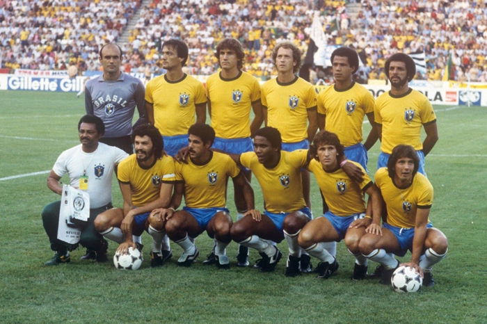 Equipe que encantou o mundo em 1982, na Copa da Espanha. Em pé, da esquerda para a direita: Waldir Peres, Leandro, Oscar, Falcão, Luizinho e Júnior. Agachados: o massagista Nocaute Jack, Sócrates, Toninho Cerezo, Serginho, Zico e Éder. Reprodução/In My Ear